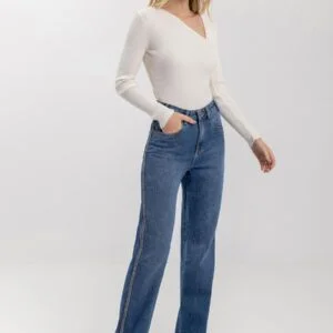 calça jeans reta com cintura alta e corrente de strass