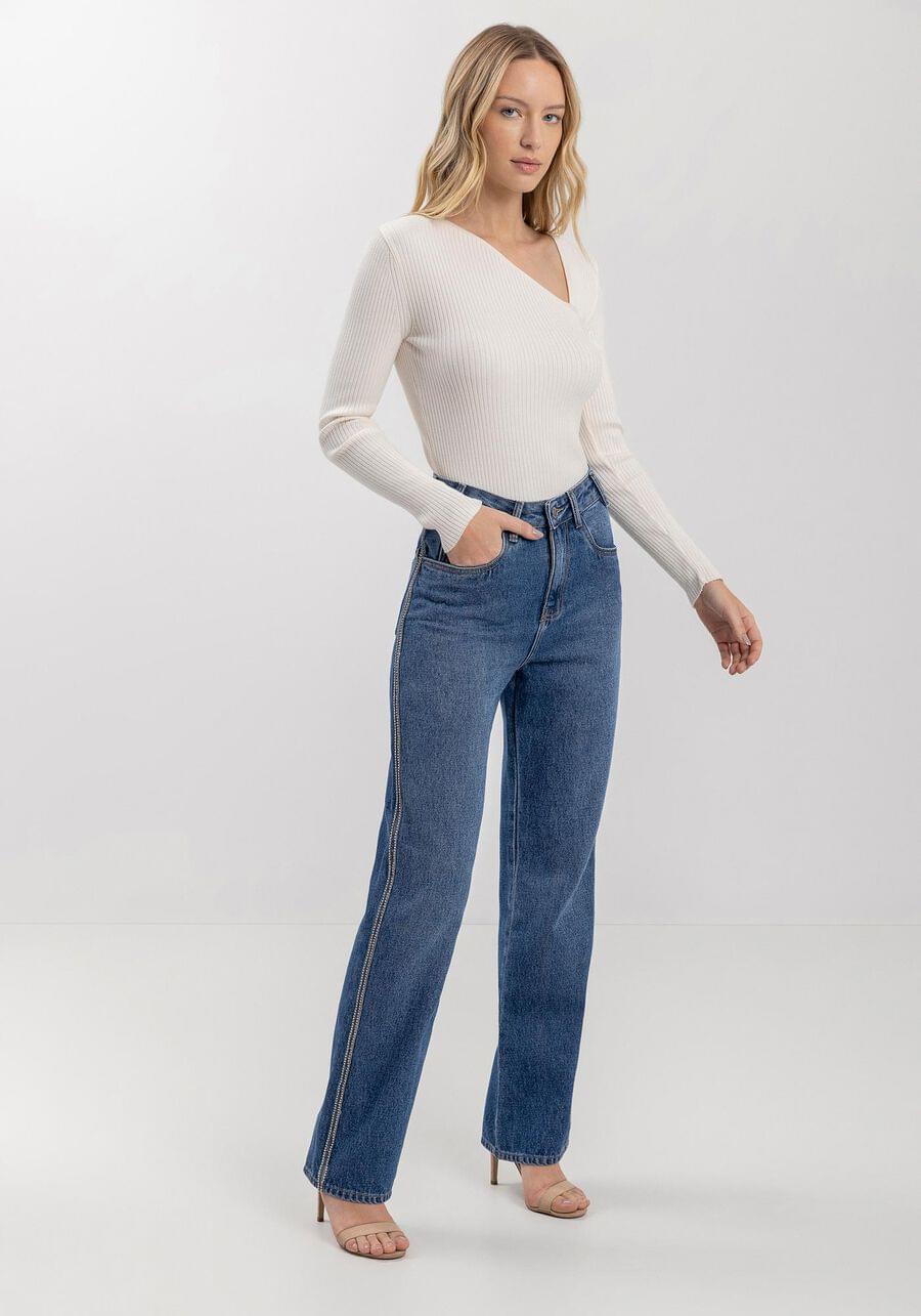 calça jeans reta com cintura alta e corrente de strass