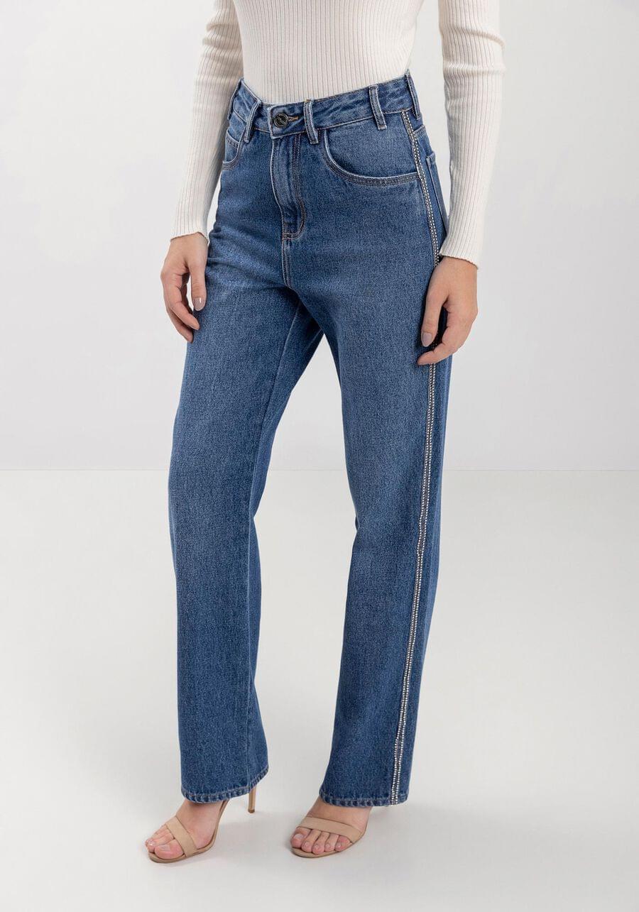 calça jeans reta com cintura alta e corrente de strass